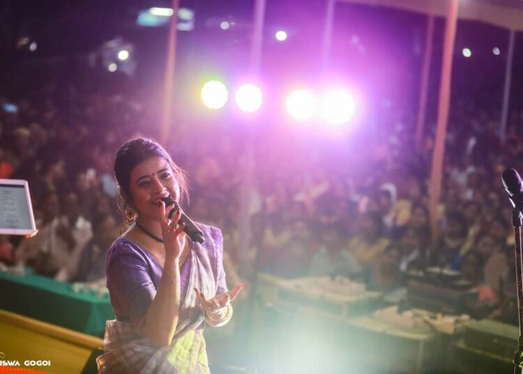 Deeplina Deka | পদপথৰ দোকানত দীপলিনা ডেকাই বনালে ৰুটিঃ