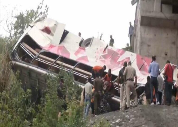 Jammu Accident I জম্মুত দলঙৰ পৰা বাগৰিল ৭৫ যাত্ৰীসহ বাছ! নিহত কমেও ৮ 1 Jammu Accident I জম্মুত দলঙৰ পৰা বাগৰিল ৭৫ যাত্ৰীসহ বাছ! নিহত কমেও ৮
