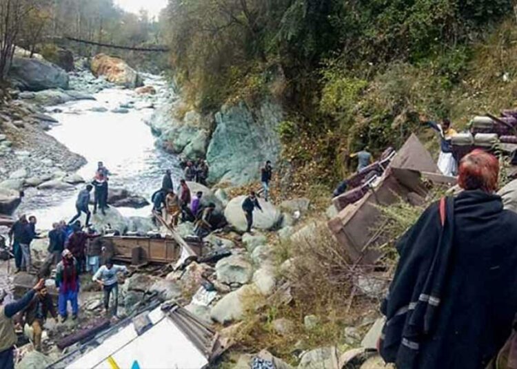 Kashmir Accident I কাশ্মীৰত ভয়ংকৰ দুৰ্ঘটনা, নিয়ন্ত্ৰণ হেৰুৱাই দ খাৱৈত গাড়ী বাগৰি নিহত ৬