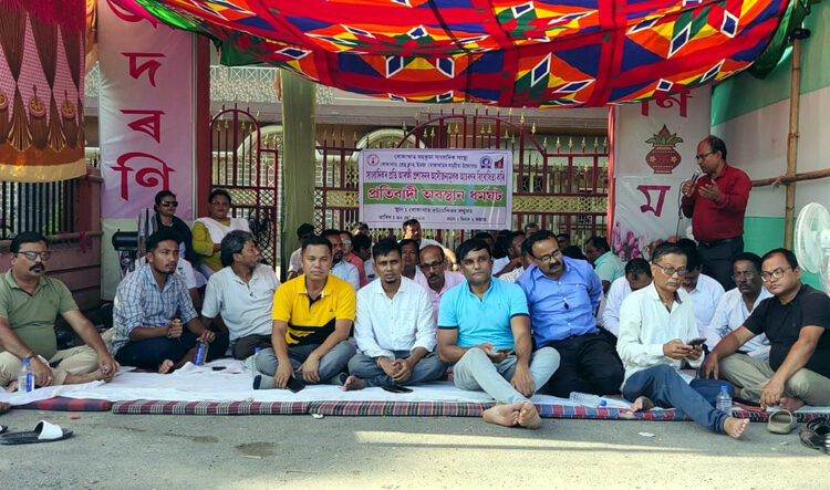 Journalist complains I বোকাখাতত সাংবাদিকৰ প্ৰতি অসৌজন্যমূলক আচৰণৰ প্ৰতিবাদত অৱস্থান ধৰ্মঘট