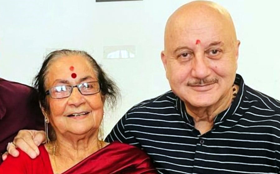 Anupam Kher I শ্বুটিঙৰ সময়ত আঘাতপ্ৰাপ্ত অনুপম খেৰ, মাতৃৰ দুখ প্ৰকাশ 3 অনুপম খেৰ