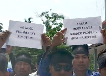 অসম-মেঘালয় সীমান্তৰ অসমবাসীক নিৰাপত্তা প্ৰদানৰ দাবীত ডিফুত কাৰ্বি ছাত্ৰ সন্থাৰ ধৰ্ণা