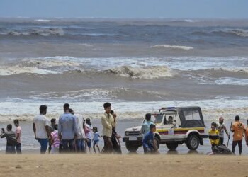 4 boys drown at Mumbai’s Juhu beach I নিষেধাজ্ঞাক উপেক্ষা কৰি উত্তাল সমুদ্ৰত ৫ কিশোৰ, মুম্বাইৰ জুহু বিচত ডুবিল ৪
