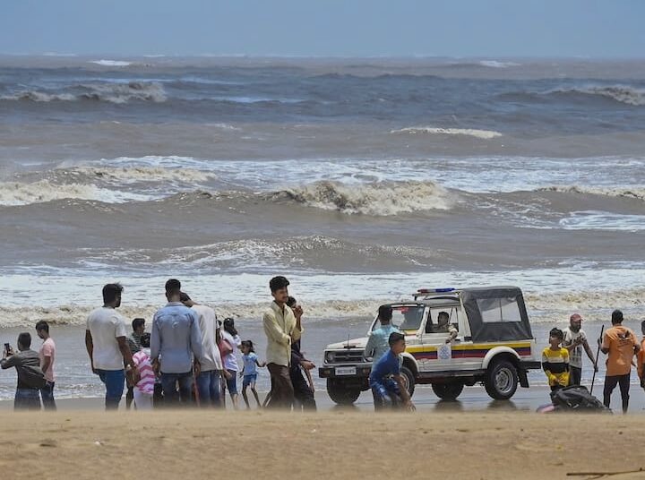 4 boys drown at Mumbai’s Juhu beach I নিষেধাজ্ঞাক উপেক্ষা কৰি উত্তাল সমুদ্ৰত ৫ কিশোৰ, মুম্বাইৰ জুহু বিচত ডুবিল ৪