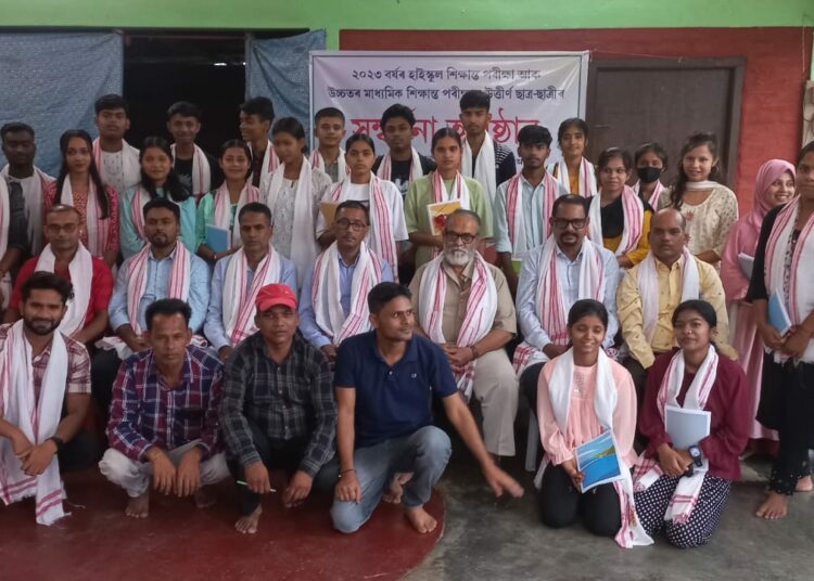 HSLC-AHSEC ত সুখ্যাতিৰে উত্তীৰ্ণ ছাত্ৰ-ছাত্ৰীক তিনি সমাজকৰ্মীৰ উদ্যোগত ডিফুত সম্বৰ্ধনা