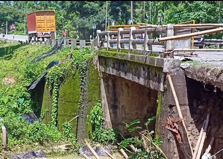 Historic Daak bridge Damaged I বোকাখাতৰ ৰাষ্ট্ৰীয় ঘাই পথৰ ডাক দলং মেৰামতিত বিভাগৰ হেমাহিত ক্ষোভ স্থানীয় ৰাইজৰ