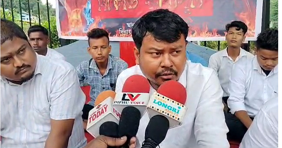  ইংৰাজীত পাঠদানৰ বিৰোধিতা