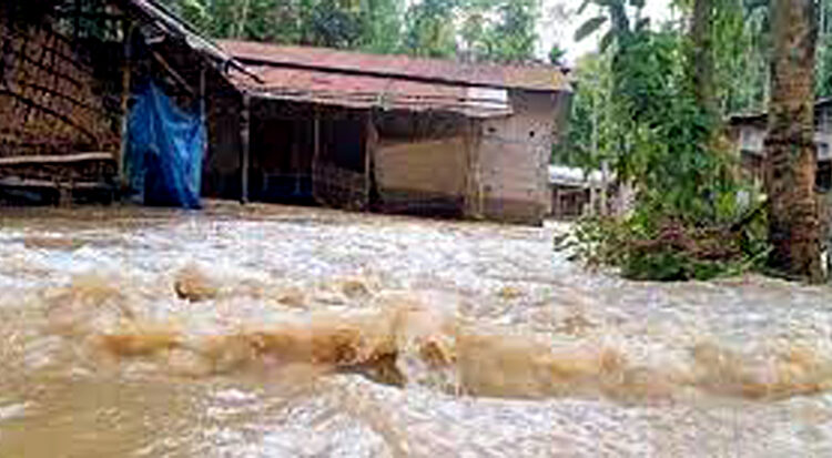 Assam floods I ১০ জিলাত লক্ষাধিক লোক ক্ষতিগ্ৰস্ত, ৰাজ্যৰ বান পৰিস্থিতি অধিক অৱনতি 1 Assam floods I ১০ জিলাত লক্ষাধিক লোক ক্ষতিগ্ৰস্ত, ৰাজ্যৰ বান পৰিস্থিতি অধিক অৱনতি
