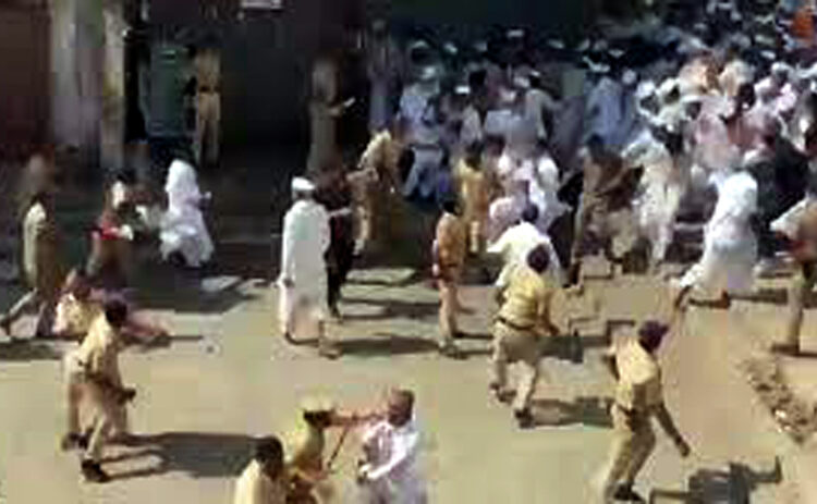 Police lathi charge on pilgrims I তীৰ্থযাত্ৰীৰ ওপৰত আৰক্ষীৰ লাঠিচালনাৰ কথা অস্বীকাৰ মহাৰাষ্ট্ৰৰ উপ-মুখ্যমন্ত্ৰীৰ