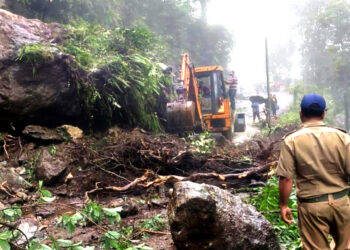 Tourists stranded in North Sikkim I উত্তৰ ছিকিমত আবদ্ধ ২ হাজাৰোধিক পৰ্যটক, ধাৰাসাৰ বৰষুণত ধ্বংস কেইবাটাও পথ