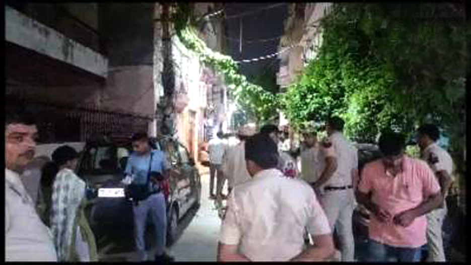 দিল্লীৰ পথত প্ৰকাশ্যে গুলীয়াই হত্যা মহিলাক