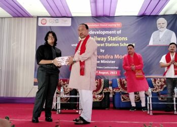 Amrit Bharat Station Scheme I ৫০৮ টা ৰেলষ্টেচনৰ সৈতে  ডিফু ৰেল ষ্টেচনৰ পুণৰ উন্নতিকৰণৰ ভাৰ্চুৱেলি আধাৰশিলা স্থাপন প্ৰধান মন্ত্ৰী নৰেন্দ্ৰ মোদীৰ