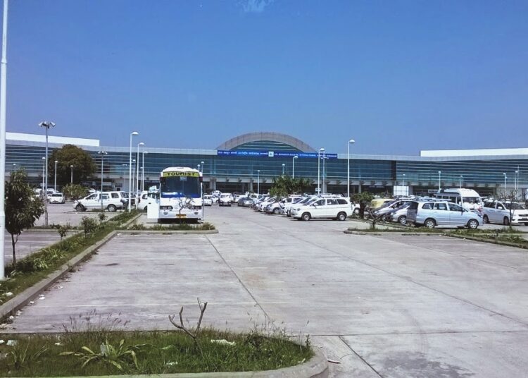 Threat call to Baranasi airport I বাৰাণসী বিমানবন্দৰ বোমাৰে উৰুৱাই দিয়াৰ ভাবুকি, গ্ৰেপ্তাৰ যুৱক 1 Threat call to Baranasi airport I বাৰাণসী বিমানবন্দৰ বোমাৰে উৰুৱাই দিয়াৰ ভাবুকি, গ্ৰেপ্তাৰ যুৱক