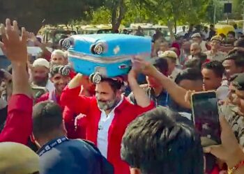 "The Coolie Brothers of India: Rahul Gandhi's Visit to Anand Vihar Railway Station" 9 “The Coolie Brothers of India: Rahul Gandhi’s Visit to Anand Vihar Railway Station”