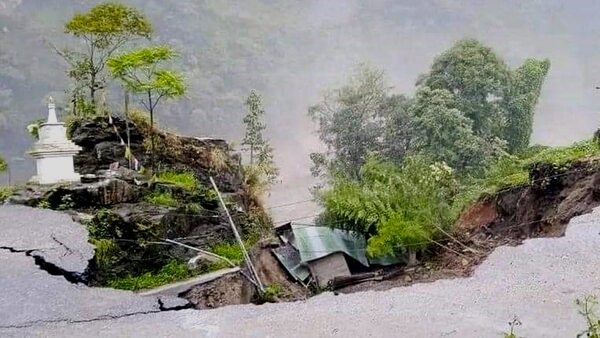 Sikkim flash flood I এতিয়াও ছিকিমত আবদ্ধ ৪০০০ পর্যটক, বৰষুণ আৰু বেয়া বতৰত ব্যাহত উদ্ধাৰকাৰ্য 3 ছিকিম পৰিস্থিতি
