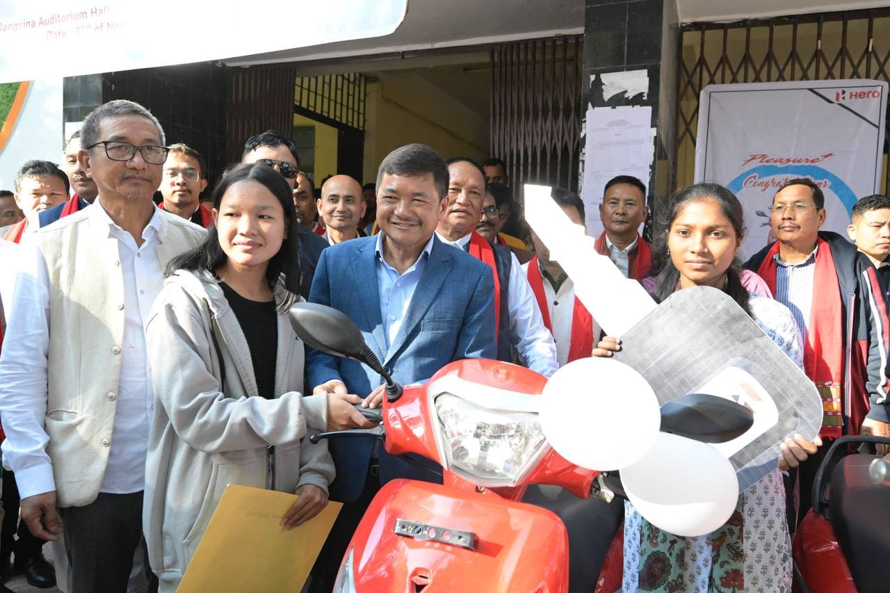 Scooty distribution ceremony I ডিফুত উচ্চতৰ মাধ্যমিক শিক্ষান্ত পৰীক্ষাত কৃতীত্ব সহকাৰে উত্তীৰ্ণ হোৱা ছাত্ৰ-ছাত্ৰীৰ স্কুটী প্ৰদান 3 ডিফু