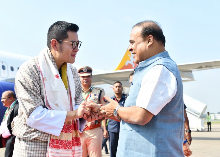 Bhutan king Assam visit I গুৱাহাটী বিমানবন্দৰত ভূটানৰ ৰজাক আদৰণি মুখ্যমন্ত্ৰীৰ, কামাখ্যা দৰ্শন