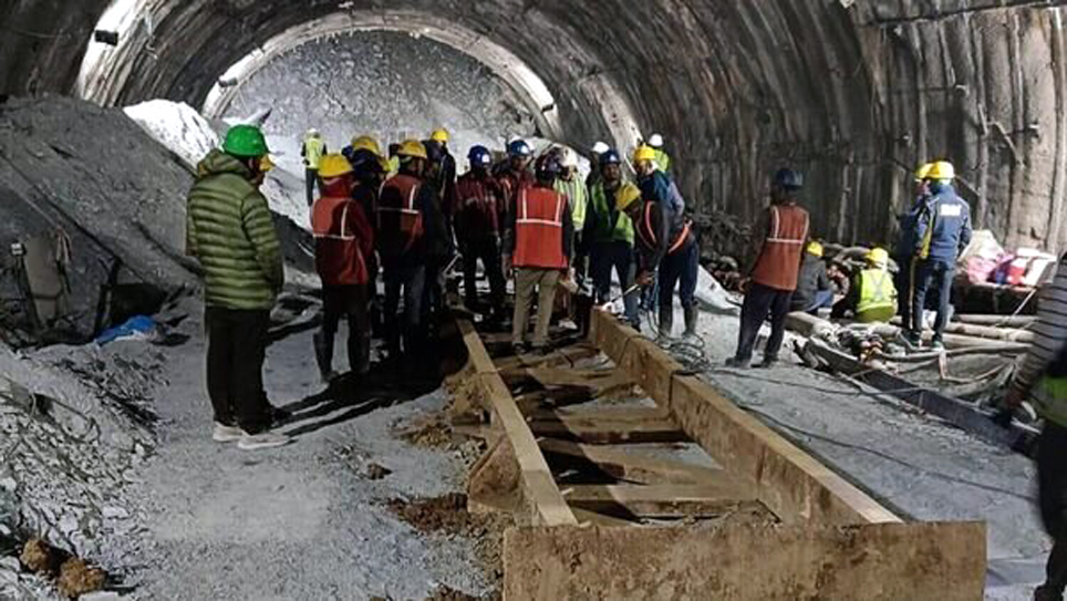 Uttarakhand tunnel accident I সুৰংগৰ পৰা কেনেদৰে বাহিৰ উলিয়াই অনা হ'ব ৪১ জন শ্ৰমিকক, ক'ত ৰাখিব তেওঁলোকক? উত্তৰাখণ্ড চৰকাৰৰ পৰিকল্পনা ঘোষণা 3 সুৰংগ