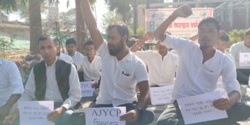 CAA I ‘কা’ বাতিল আৰু অসমত আন্তঃৰাজ্যিক পাৰপত্ৰ প্ৰৱৰ্তনৰ দাবীত ডিফুত এজেৱাইচিপিৰ তিনিঘণ্টীয়া অৱস্থান ধৰ্ণা