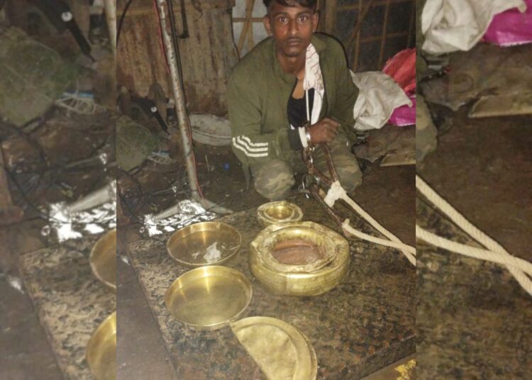ডিফু দিগম্বৰ জৈন মন্দিৰৰ পৰা মূল্যৱান বাচন-বৰ্তন চোৰ কৰা গভাইত চোৰক আটক আৰক্ষীৰ 1 বক্র পথেৰে এপিএছচি লোৱা ডিফুৰ বিক্ৰীকৰ বিষয়া ৱাহিদা বেগমক এছআইটিৰ দলে কাৰ্যালয়ৰ পৰা কৰিলে গ্রেপ্তাৰ