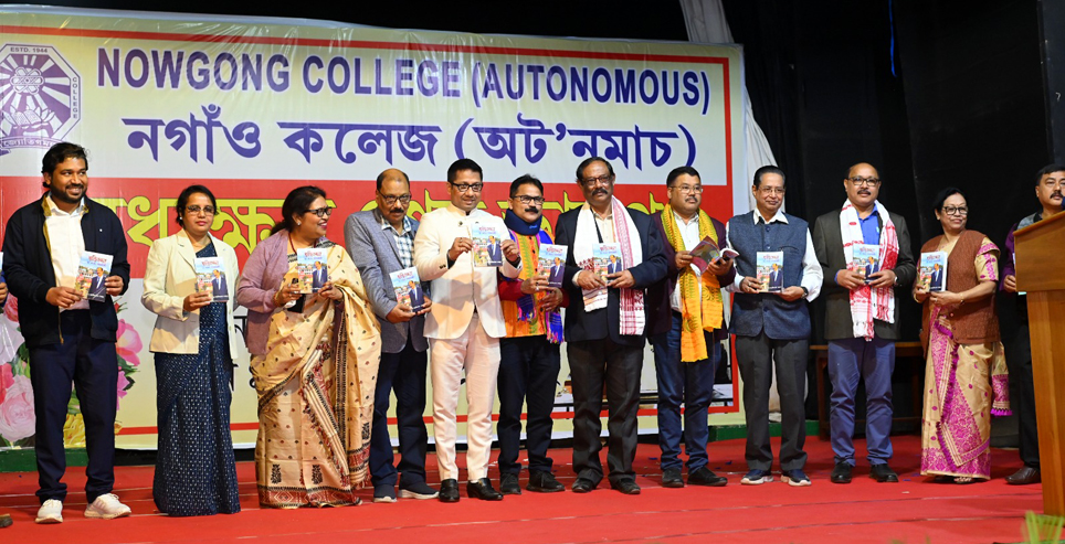 অৱসৰৰ দিনটোত গুণমুগ্ধই শ্ৰদ্ধা আৰু স্নেহেৰে উপচাই পেলালে নগাঁও মহাবিদ্যালয়ৰ অধ্যক্ষ ড: শৰৎ বৰকটকীক