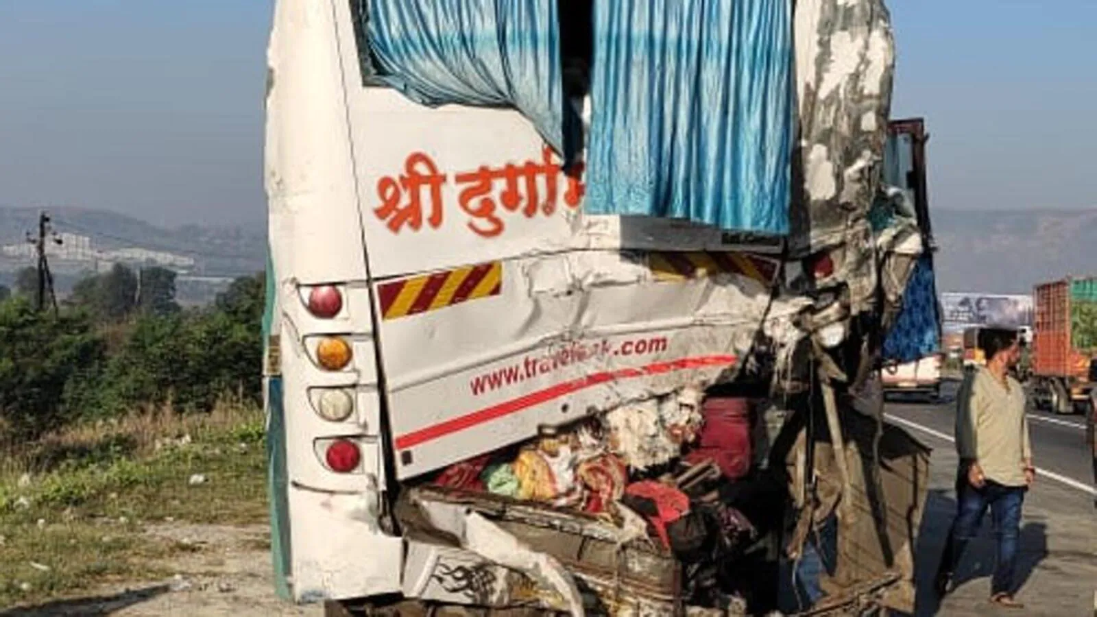 "Tragedy on the Mumbai-Pune Expressway: One Killed and Seven Injured in Bus-truck trailer Crash 3 One Killed and Seven Injured in Bus-truck trailer Crash