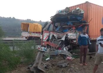 “Tragedy on the Mumbai-Pune Expressway: One Killed and Seven Injured in Bus-truck trailer Crash