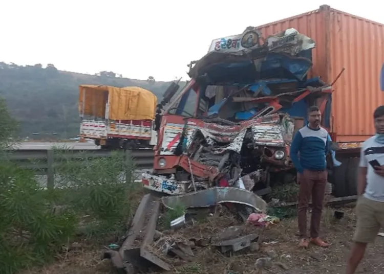 "Tragedy on the Mumbai-Pune Expressway: One Killed and Seven Injured in Bus-truck trailer Crash 1 “Tragedy on the Mumbai-Pune Expressway: One Killed and Seven Injured in Bus-truck trailer Crash