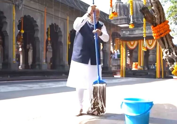 PM cleans the grounds of a temple in Nashik and calls for a countrywide campaign on cleanliness.