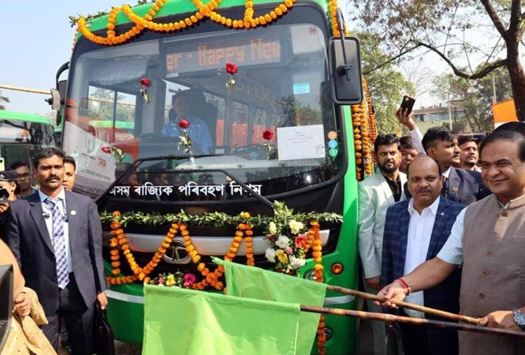 Guwahati electirc bus service I নৱবৰ্ষৰ প্ৰথম দিনটোত গুৱাহাটীবাসীলৈ 'গ্ৰীণ বাছ' উপহাৰ মুখ্যমন্ত্ৰীৰ 1 Guwahati electirc bus service I নৱবৰ্ষৰ প্ৰথম দিনটোত গুৱাহাটীবাসীলৈ ‘গ্ৰীণ বাছ’ উপহাৰ মুখ্যমন্ত্ৰীৰ