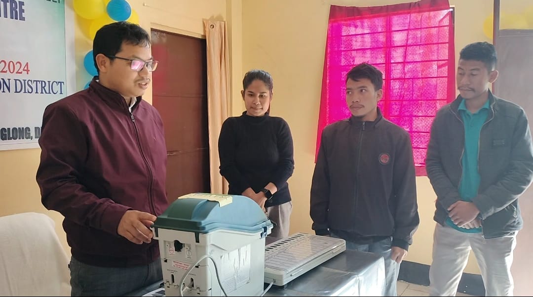 ডিফুত নতুন ভোটাৰৰ বাবে ইভিএম প্ৰদৰ্শনৰ আয়োজন