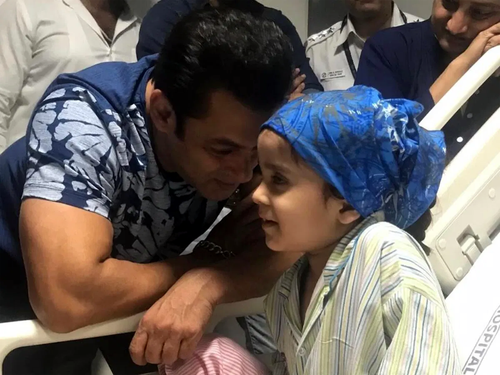 ৬ বছৰ পূৰ্বৰ প্ৰতিশ্ৰুতি পালন, কেন্সাৰজয়ী ৯ বছৰীয়া অনুৰাগীক সাক্ষাৎ ভাইজানৰ