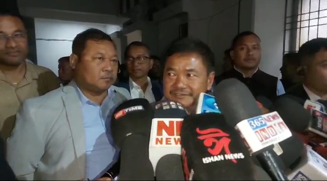 এএছডিচি-কার্বি ছাত্র সন্থাৰ সৈতে পৰিষদৰ মুখ্য কার্যবাহী সদস্যৰ আলোচনা আন্দোলন পৰিহাৰ কৰি শান্তি আলোচনাৰ জৰিয়তে সমস্যা সমাধানৰ আহ্বান তুলিৰাম ৰংহাঙৰ