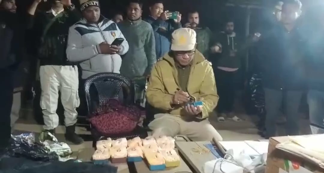 খটখটীত আৰক্ষীৰ নাকা তালাচীত প্ৰায় ১ কোটি পৰিমাণৰ নিচাযুক্ত সামগ্ৰী জব্দ : এটা সৰবৰাহকাৰী আটক 2 খটখটীত আৰক্ষীৰ নাকা তালাচীত প্ৰায় ১ কোটি পৰিমাণৰ নিচাযুক্ত সামগ্ৰী জব্দ : এটা সৰবৰাহকাৰী আটক