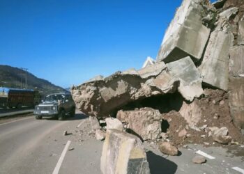 Landslide in Jammu and Kashmir I জম্মু-শ্ৰীনগৰ ৰাষ্ট্ৰীয় ঘাইপথত পুনৰ ভূমিস্খলন, শতাধিক বাহন আবদ্ধ