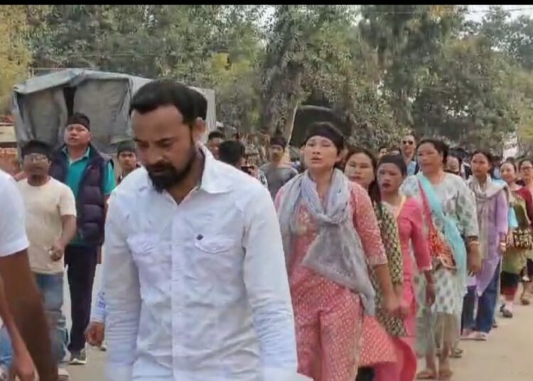 পশ্চিম কাৰ্বি আংলংত প্ৰতিবাদকাৰীসকলৰ ওপৰত দুষ্কৃতিকাৰীয়ে চলোৱা নিৰ্যাতনৰ বিৰুদ্ধে  বকলীয়াঘাটত বিভিন্ন দল- সংগঠনৰ  বৃহৎ সমদল