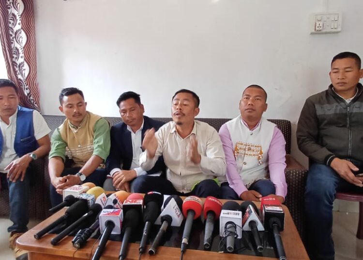 দুই পাহাৰীয়া জিলা কাৰ্বি আংলং-পশ্চিম কাৰ্বি আংলঙৰ পৰিস্থিতি নিয়ন্ত্রণাধীন যদিও চেপা উত্তেজনা বিৰাজমান পৰিষদৰ এমএচি পৱন কুমাৰ, বিধায়ক ৰূপছিং টেৰণৰ বিৰুদ্ধে সোচ্চাৰ ছাত্র সংগঠন