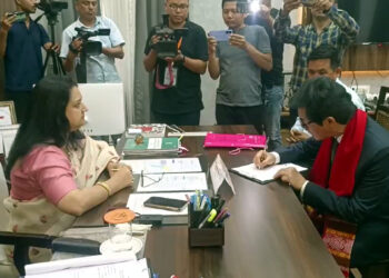 John Ingti Kathar Files nomination : ডিফুত প্ৰথমখন মনোনয়নপত্ৰ দাখিল কৰে জন ইংতি কাথাৰে