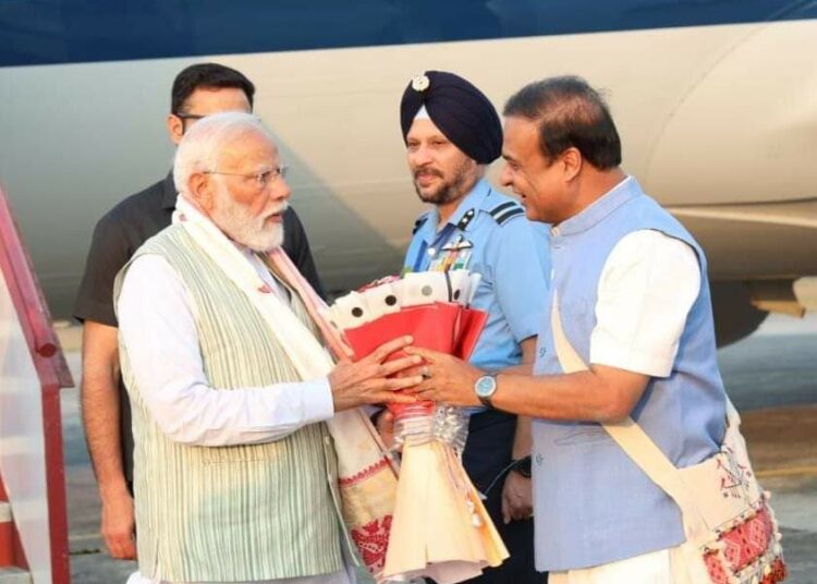 PM Modi Assam visit I তেজপুৰ বায়ুসেনাৰ বিমানঘাটিত প্ৰধানমন্ত্ৰী নৰেন্দ্ৰ মোদীক উষ্ম আদৰণি মুখ্যমন্ত্ৰীৰ