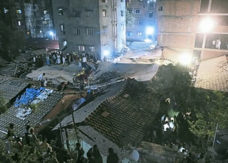 Kolkata building collapse I মাজনিশা কলকাতাত খহি পৰিল নিৰ্মীয়মাণ অট্টালিকা, নিহত ২
