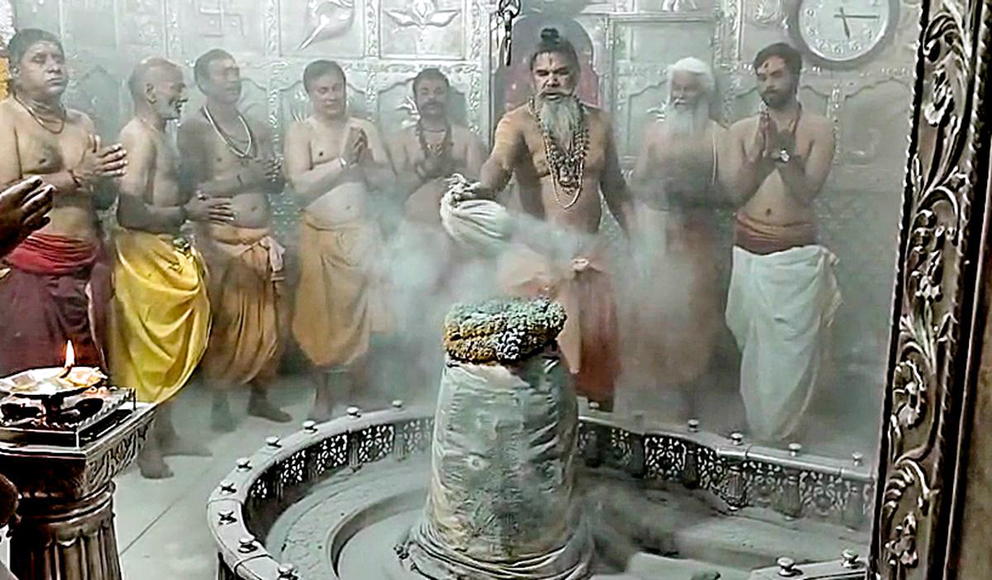 Holi celebration : দৌলৰ সময়ত উজ্জয়িনীৰ মহাকাল মন্দিৰত অগ্নিকাণ্ড, পুৰোহিতসহ গুৰুতৰভাৱে আহত ১৩ 3 Mahakal | ASSAM TIMES POST