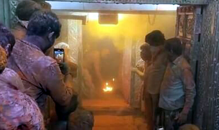 Holi celebration : দৌলৰ সময়ত উজ্জয়িনীৰ মহাকাল মন্দিৰত অগ্নিকাণ্ড, পুৰোহিতসহ গুৰুতৰভাৱে আহত ১৩ 1 Holi celebration : দৌলৰ সময়ত উজ্জয়িনীৰ মহাকাল মন্দিৰত অগ্নিকাণ্ড, পুৰোহিতসহ গুৰুতৰভাৱে আহত ১৩