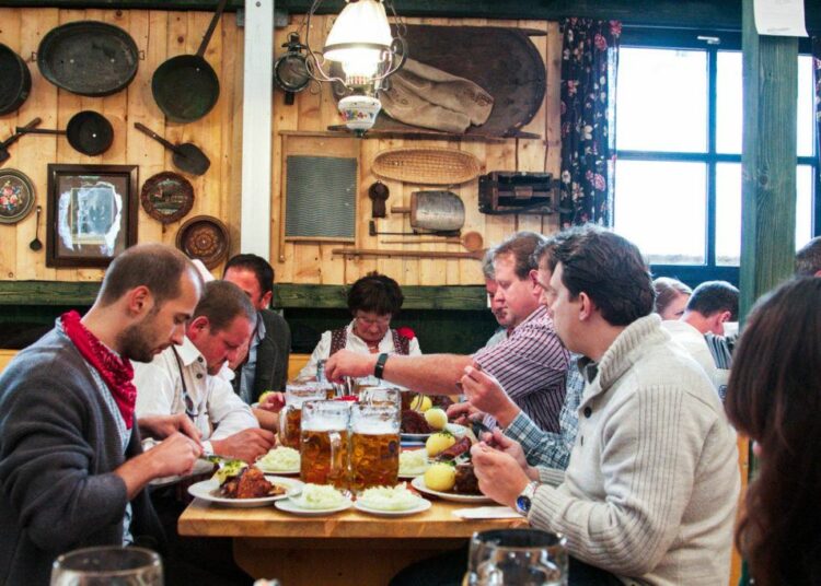 “ৰতন টাটা: জার্মান ৰেষ্টুৰেণ্টত খাদ্য অপচয় জৰিমনাৰ এক শিক্ষামূলক অভিজ্ঞতা”