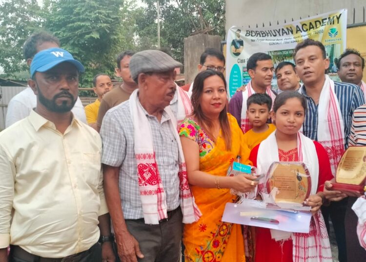 ডিফুৰ হৰিলাল বস্তিত আৰক্ষী অধীক্ষক  সঞ্জীৱ কুমাৰ শইকীয়াৰ উপস্থিতিত  ৭০ কৃতীমান ছাত্র-ছাত্রীক সম্বর্ধনা