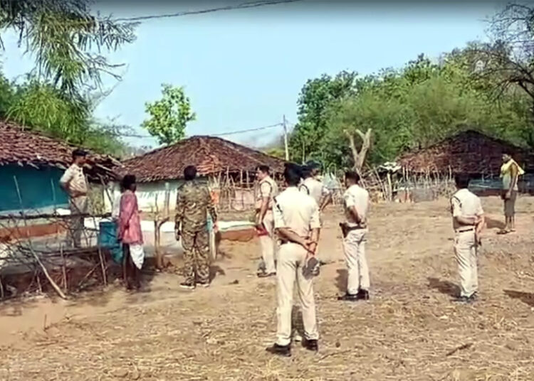 Brutal murder in Madhya Pradesh : মাতৃ, পত্নীকে ধৰি ৮ আত্মীয়ক হত্যা কৰি আত্মঘাতী যুৱক 1 Brutal murder in Madhya Pradesh : মাতৃ, পত্নীকে ধৰি ৮ আত্মীয়ক হত্যা কৰি আত্মঘাতী যুৱক