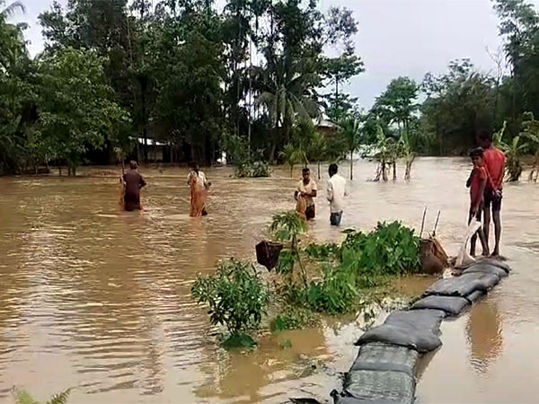 Flood in Assam : বছৰৰ প্ৰথমটো বানৰ কবলত ৰাজ্যৰ ৮ জিলা 3 flood | ASSAM TIMES POST