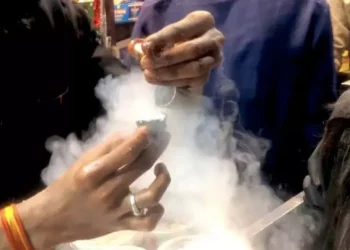 Shocking Incident: 12-Year-Old Hospitalized Due to Smoking Pan – A Harrowing Tale of Liquid Nitrogen Mishap
