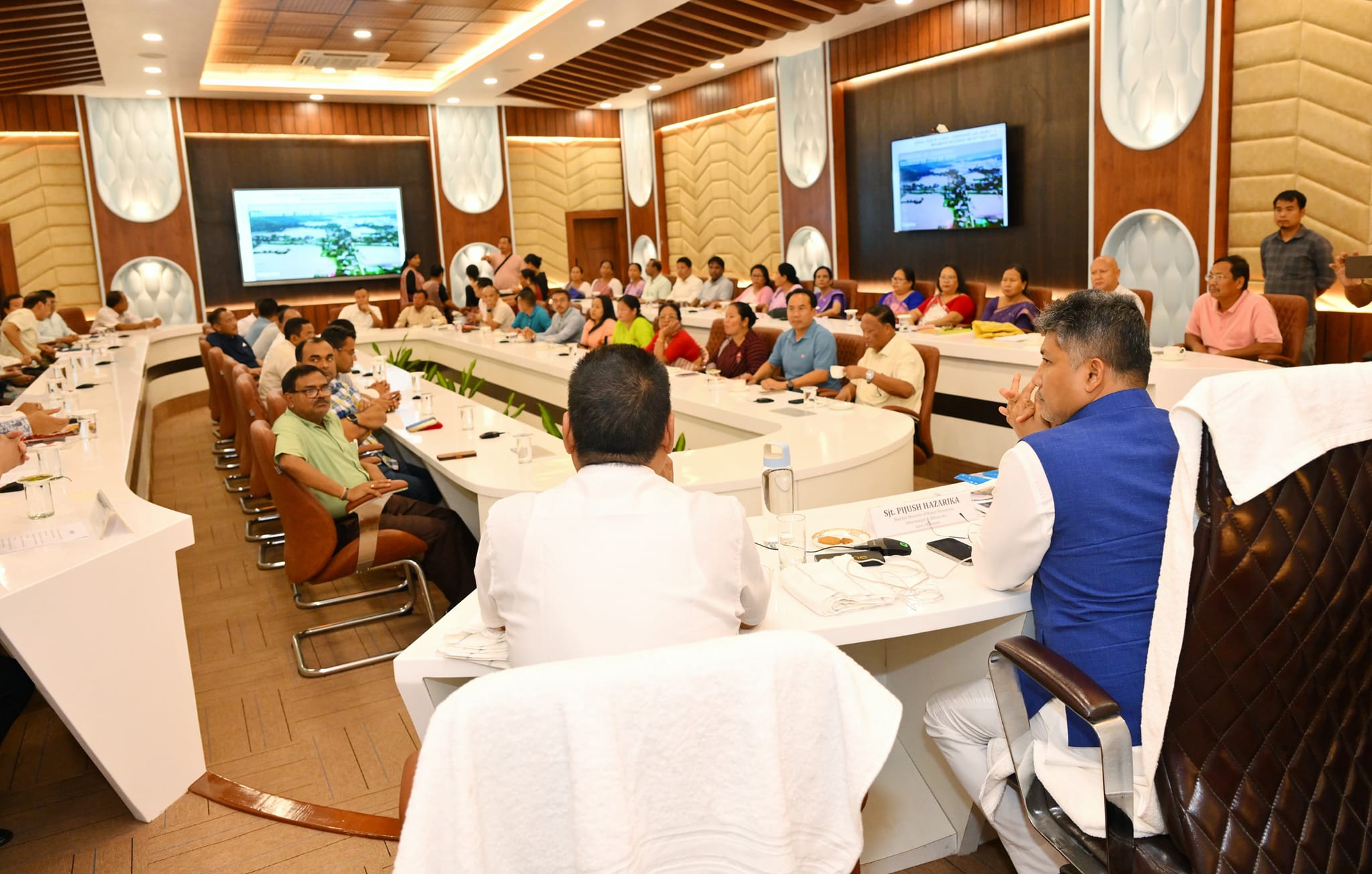 কাৰবি আংলং আৰু পশ্চিম কাৰবি আংলঙৰ বান পৰিস্থিতি পৰ্যালোচনা কৰিবলৈ ডিফুত উপস্থিত জল সম্পদ মন্ত্ৰী পিযুষ হাজৰিকা: 2 কাৰবি আংলং পশ্চিম কাৰবি আংলঙৰ বান পৰিস্থিতি পৰ্যালোচনা কৰিবলৈ ডিফুত উপস্থিত জল সম্পদ মন্ত্ৰী পিযুষ হাজৰিকা: