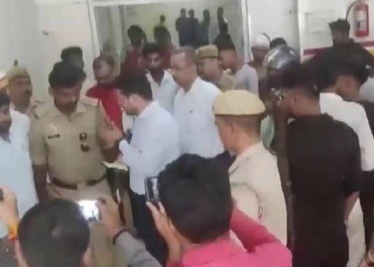 Heartbreaking Tragedy: 18 Killed, Many Injured in Devastating High-Speed Bus Crash in UP's Unnao 1 Heartbreaking Tragedy: 18 Killed, Many Injured in Devastating High-Speed Bus Crash in UP’s Unnao