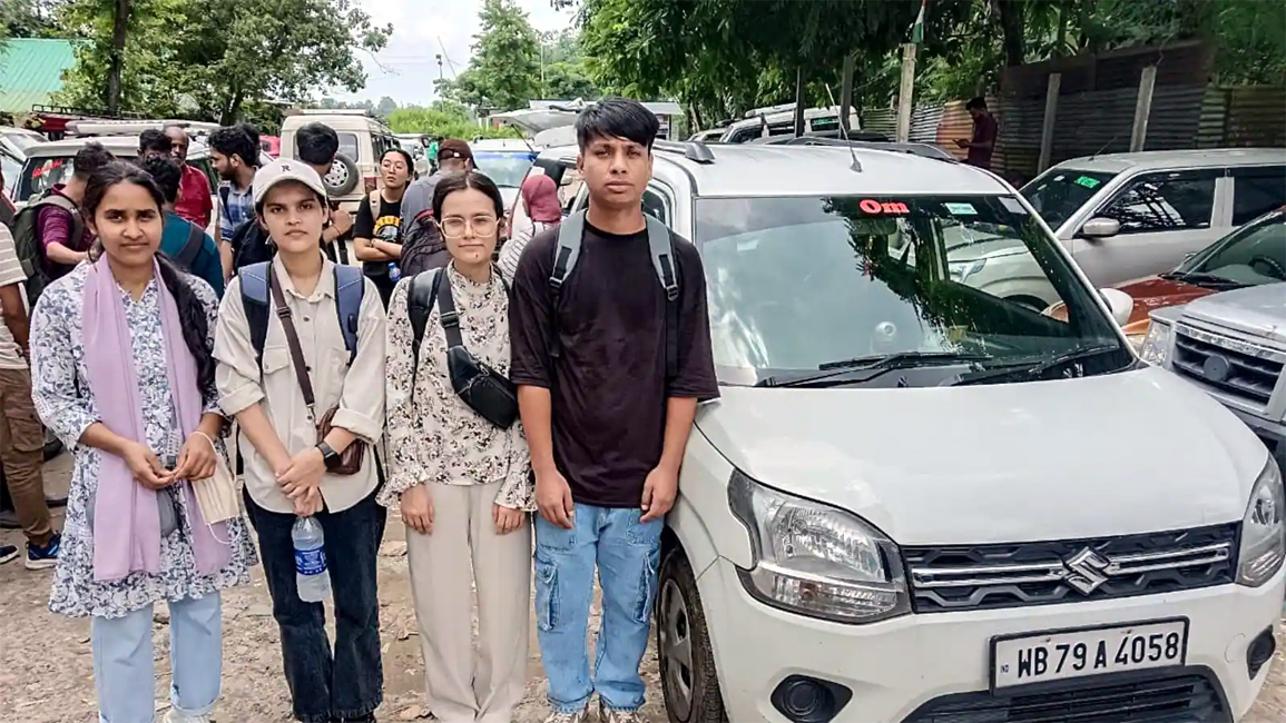 Bangladesh Violence : অশান্ত বাংলাদেশৰ পৰা ভাৰতলৈ উভতি আহিছে ৪ হাজাৰোধিক শিক্ষাৰ্থী 3 অশান্ত বাংলাদেশৰ পৰা ভাৰতলৈ উভতি আহিছে ৪ হাজাৰোধিক শিক্ষাৰ্থী